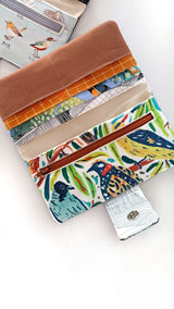 ארנק קנבס טבעי עם שילובי בדים בכחול וירוק – בעבודת יד, טבעוני, ייחודי ומעוצב בהשראת הטבע