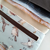 ארנק קנבס טבעוני בעבודת יד עם הדפס טופוגרפי וציפורים – סטודיו הגמל הקטן