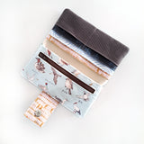 ארנק קנבס טבעוני בעבודת יד עם הדפס טופוגרפי וציפורים – סטודיו הגמל הקטן