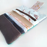 ארנק קנבס טבעוני בעבודת יד עם הדפס טופוגרפי וציפורים – סטודיו הגמל הקטן