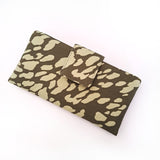 ארנק קנבס בעבודת יד, טבעוני ומעוצב עם הדפס אורגני ברקע טבע ירוק