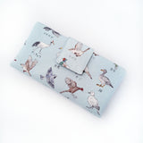 ארנק טבעוני עבודת יד עם הדפס יפני עדין ובדים טבעיים– סטודיו הגמל הקטן