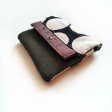 ארנק קנבס מיני טבעוני בעבודת יד – דגם תוכי עם בד שחור לבן והדפס תוכי צבעוני, סטודיו הגמל הקטן