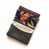 ארנק קנבס מיני טבעוני בעבודת יד – דגם תוכי עם בד שחור לבן והדפס תוכי צבעוני, סטודיו הגמל הקטן