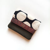 ארנק קנבס מיני טבעוני בעבודת יד – דגם תוכי עם בד שחור לבן והדפס תוכי צבעוני, סטודיו הגמל הקטן