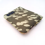 ארנק קנבס טבעוני עבודת יד – דגם שדה עם הדפס חמניות צבעוני, סטודיו הגמל הקטן