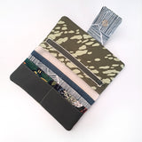 ארנק קנבס בעבודת יד, טבעוני ומעוצב עם הדפס אורגני ברקע טבע ירוק עם נגיעות של כחול