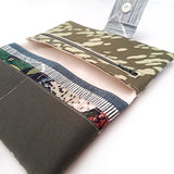 ארנק קנבס בעבודת יד, טבעוני ומעוצב עם הדפס אורגני ברקע טבע ירוק עם נגיעות של כחול