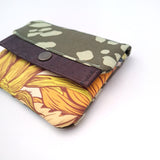 ארנק קנבס טבעוני עבודת יד – דגם שדה עם הדפס חמניות צבעוני, סטודיו הגמל הקטן